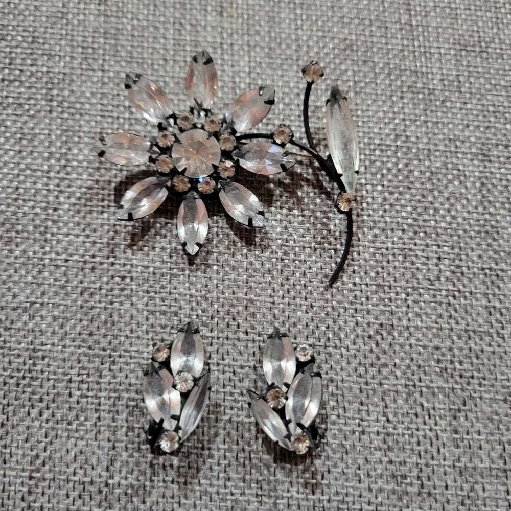 Elegant Silver Floral Jewelry Set